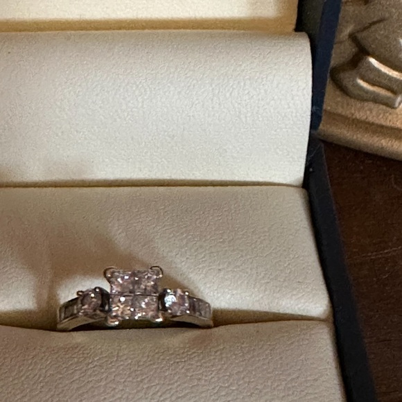 Diamond engagement ring and wedding band - Picture 3 of 5